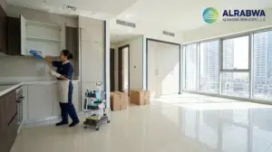 تنظيف خزائن المطبخ داخل شقة فارغة